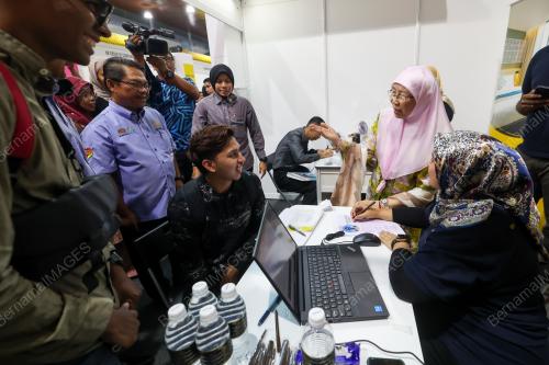 DATUK SERI DR WAN AZIZAH WAN ISMAIL