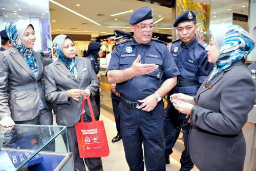 KL16_05072012_WALKBOUT