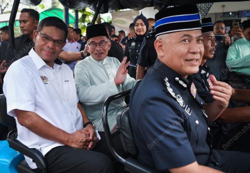 ANWAR IBRAHIM SOLAT JUMAAT