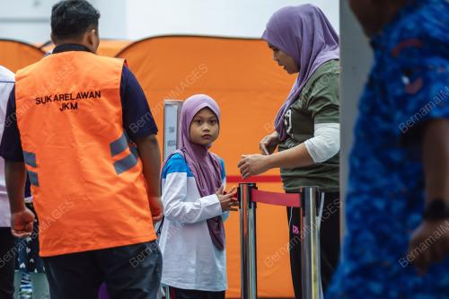 PELAJAR MANGSA DI PPS KE SEKOLAH