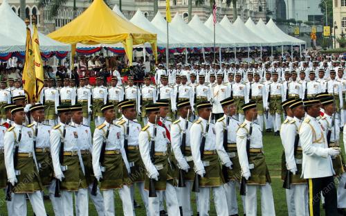MENGARAK PANJI-PANJI
