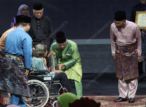 AL-SULTAN ABDULLAH RI'AYATUDDIN AL-MUSTAFA BILLAH SHAH