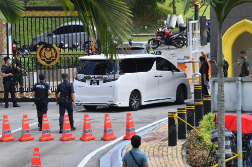 KETUA-KETUA PARTI MENGADAP YDPA AGONG