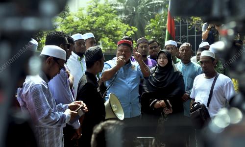 KL16_11042017_BANTAHAN