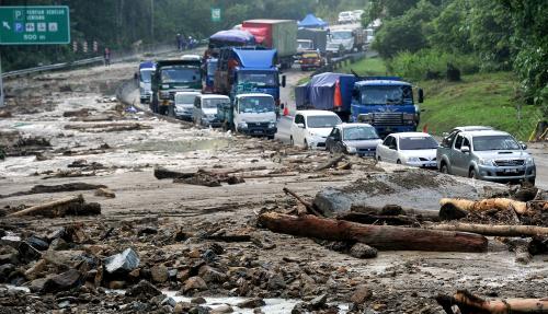 KL16_12112015_TANAH_RUNTUH