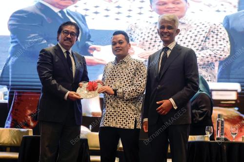 NIK NAZMI NIK AHMAD