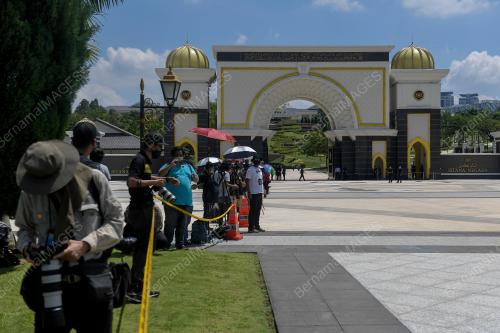 PENGAMAL MEDIA DI PEKARANGAN ISTANA NEGARA