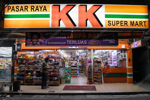 KEDAI SEBERNEKA BEROPERASI SEHINGGA DUA PAGI