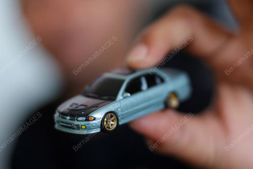 JURUTEKNIK BERKARYA MELALUI KERETA MINIATUR BERSKALA 1:64