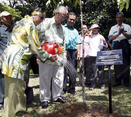 TUN ABDULLAH AHMAD BADAWI