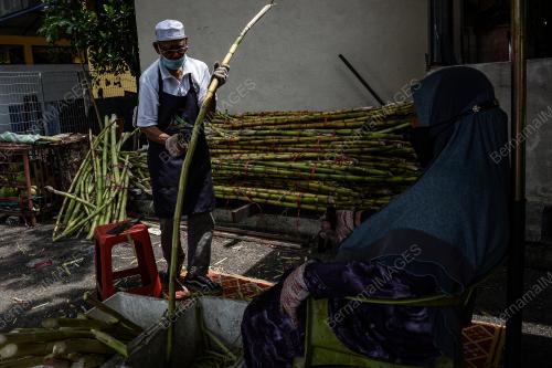 WARGA EMAS PENIAGA AIR TEBU