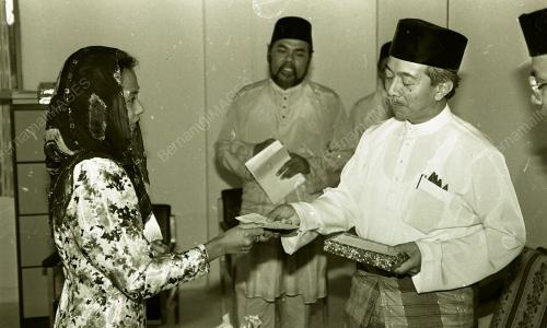 DR YUSOF NOR SAMPAIKAN BANTUAN KEPADA FAKIR MISKIN