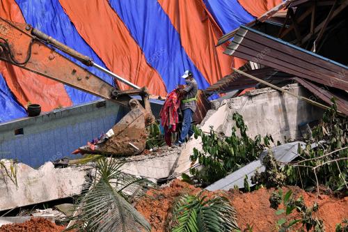 TINJAUAN KEJADIAN TANAH RUNTUH KEMENSAH HEIGHTS