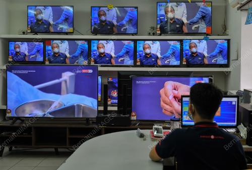 PERDANA MENTERI MENJADI ORANG PERTAMA MENERIMA VAKSIN COVID-19