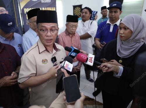 SENATOR DATUK DR MOHD NA'IM MOKHTAR