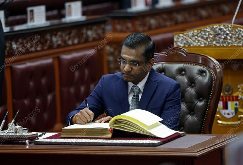 ANGKAT SUMPAH AHLI DEWAN NEGARA