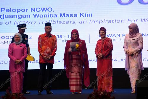 TUNKU AZIZAH AMINAH MAIMUNAH ISKANDARIAH