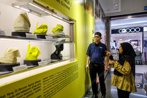 PAMERAN BUSANA PELBAGAI KAUM