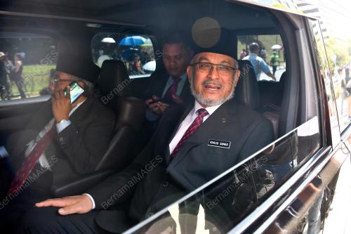 AHLI PARLIMEN MEMASUKI PERKARANGAN ISTANA