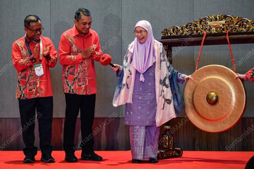 DATUK SERI DR WAN AZIZAH WAN ISMAIL