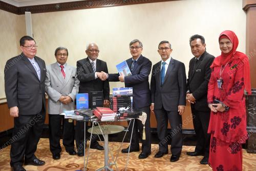 KL16_26102018_PENYERAHAN_BUKU