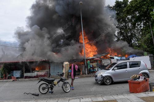 DERETAN KEDAI TERBAKAR DI JALAN EMPAT TIN