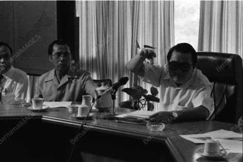 LEE SAN CHOON MEET TRANSPORT OPERATORS AT HIS OFFICE
