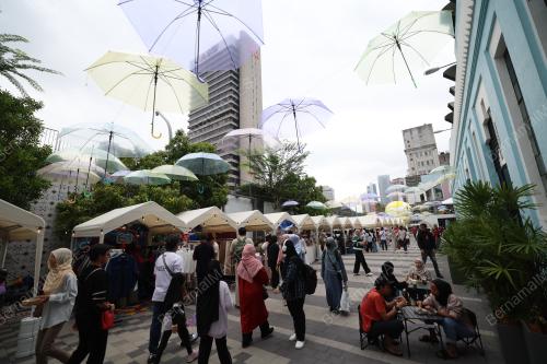 PASAR SENI DIPENUHI RAMAI PENGUNJUNG