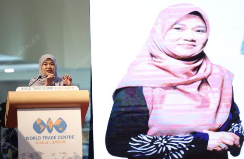 FADHLINA SIDEK