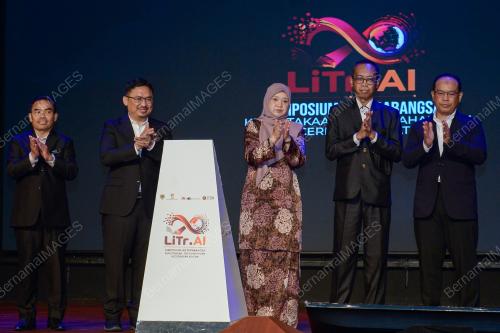 FADHLINA SIDEK