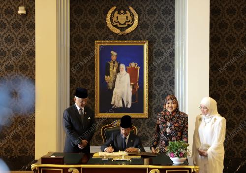 AL-SULTAN ABDULLAH RI'AYATUDDIN AL-MUSTAFA BILLAH SHAH