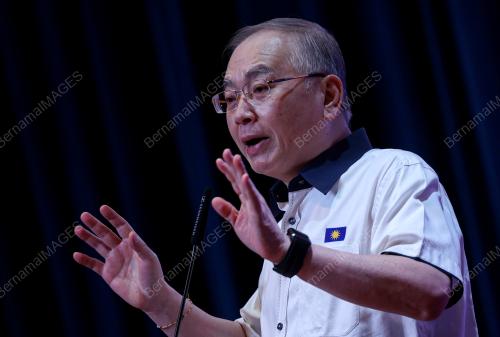 DATUK SERI DR WEE KA SIONG