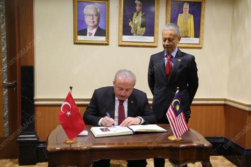 TAN SRI AZHAR AZIZAN HARUN
