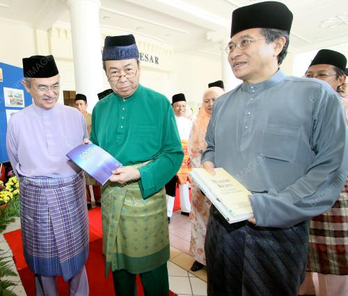 SULTAN SHARAFUDDIN IDRIS SHAH