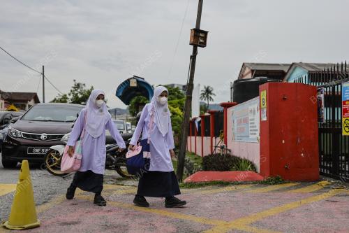 TINJAUAN PEMAKAIAN PELITUP MUKA DI SEKOLAH