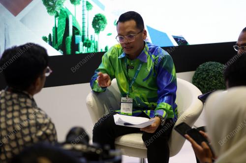 NIK NAZMI NIK AHMAD