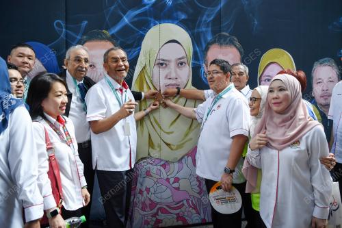 DATUK SERI DR DZULKEFLY AHMAD