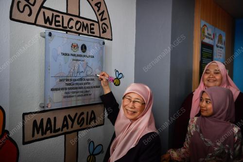 DATUK SERI DR WAN AZIZAH WAN ISMAIL