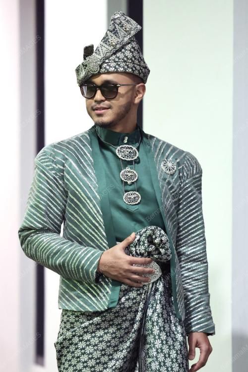 HAZIQ ROSEBI