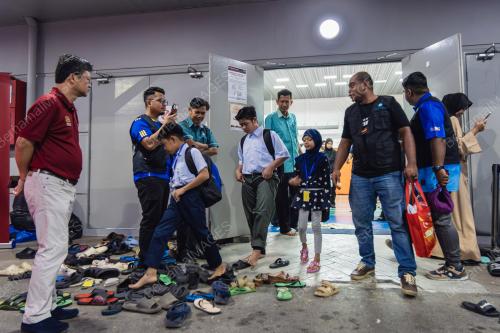 PELAJAR MANGSA DI PPS KE SEKOLAH