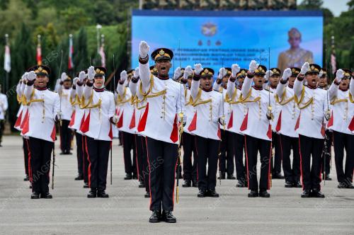 ISTIADAT PERBARISAN PERTAULIAHAN DIRAJA DAN PEMGURNIAAN WATIKAH