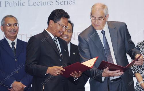 DATUK IR DR ZAINI UJANG