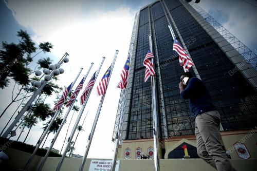 KL17_12092017_BENDERA_SEPARUH