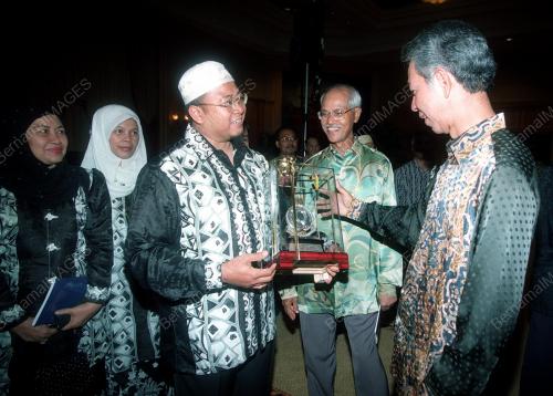 ANUGERAH KUALITI PERKHIDMATAN AW
