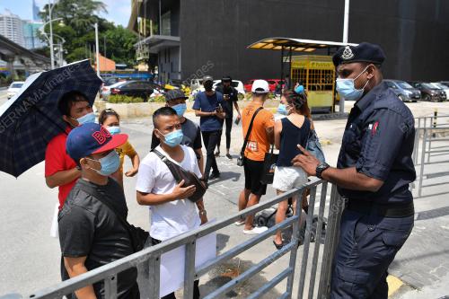 TINJAUAN PUSAT PEMBERIAN VAKSIN