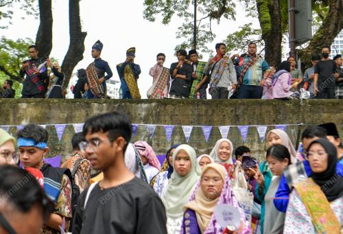 KERETAPI SARONG 2024