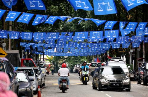 BENDERA BN DI KAMPUNG BAHARU