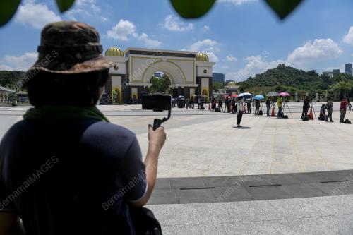 PENGAMAL MEDIA DI PEKARANGAN ISTANA NEGARA