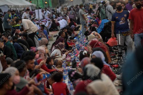 BERBUKA PUASA DI DI DATARAN MERDEKA