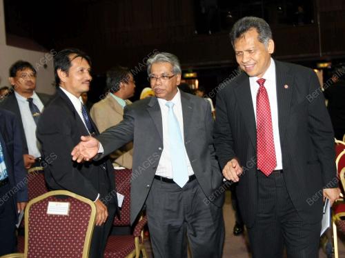 DR SURIN PITSUWAN